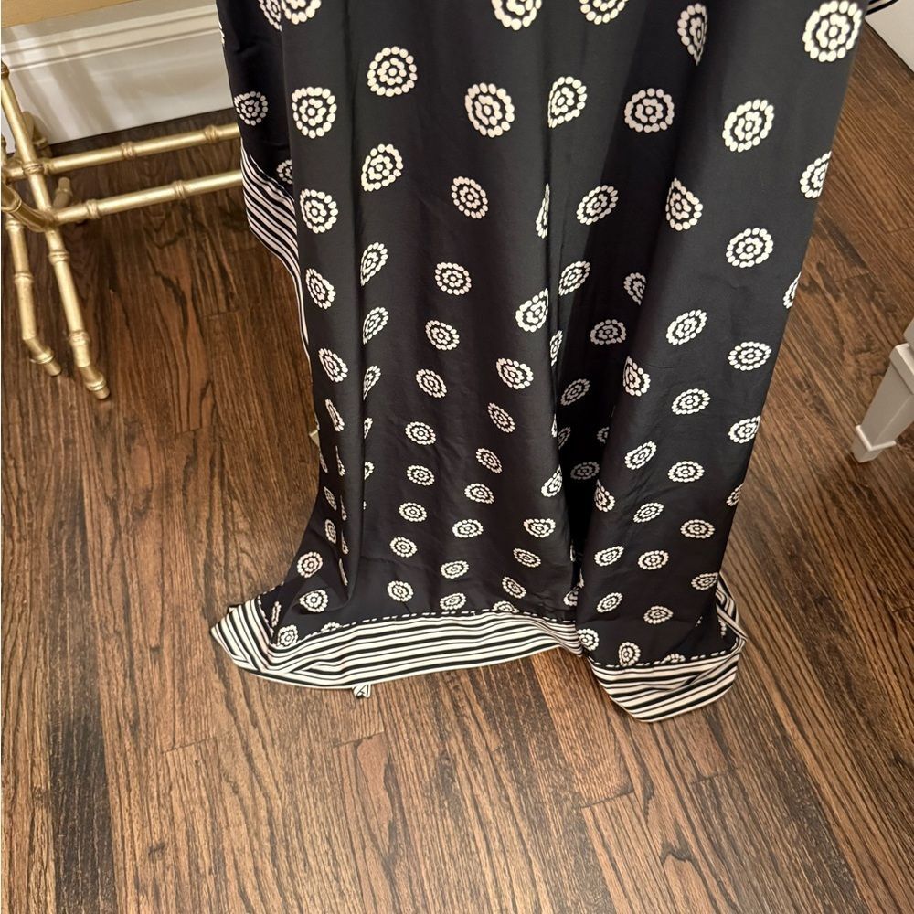 Natori Kaftan
E27 - Picture 3 of 6